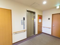 清潔な廊下とエレベーター