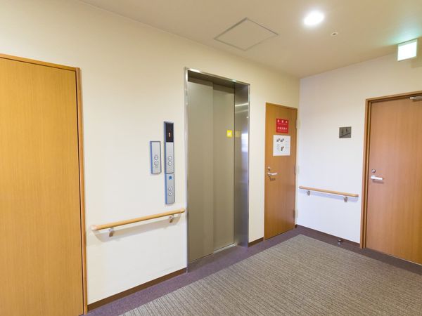 清潔な廊下とエレベーター