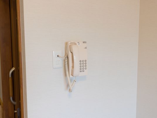 壁掛け電話がある部屋