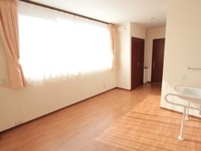 日差しが入る広々とした部屋