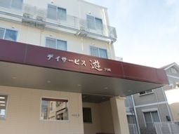 明るい施設のエントランス
