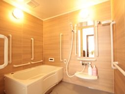 安全な設計の明るい浴室