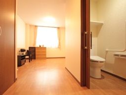 居室のドアとトイレ