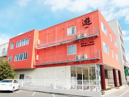 赤い外壁の建物外観