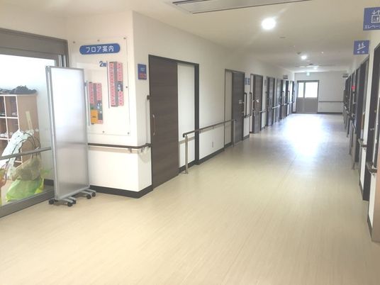 廊下が広い居室入口