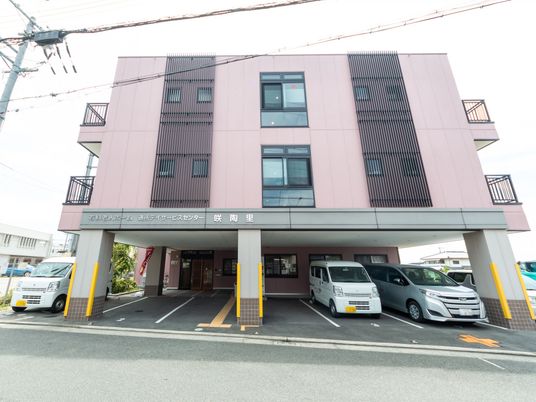ピンクの建物の外観