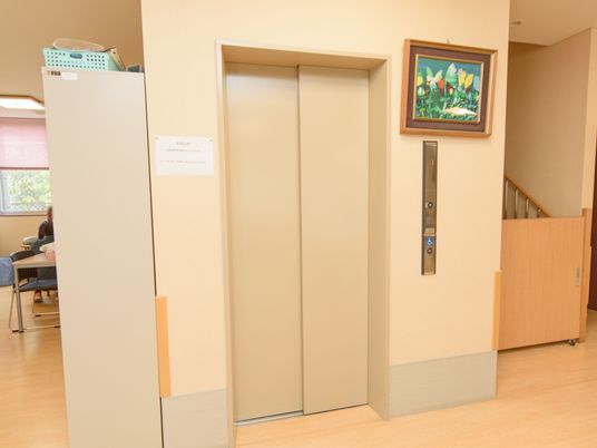 エレベーター前のロビー