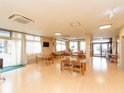 共有スペースの明るい内観