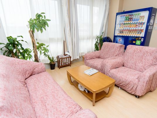 待合室のソファと自動販売機