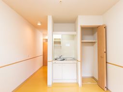 明るい廊下とキッチン