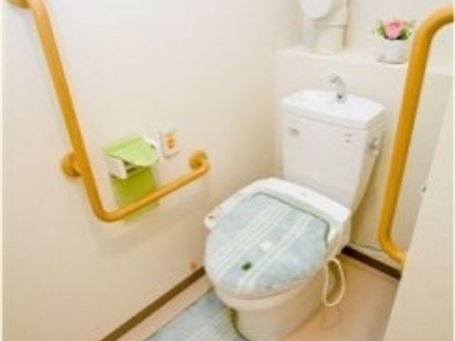 バリアフリートイレ サポート 手すり付きで安心感のあるトイレスペースです。日々の清掃が行き届いており、清潔感が保たれています。
