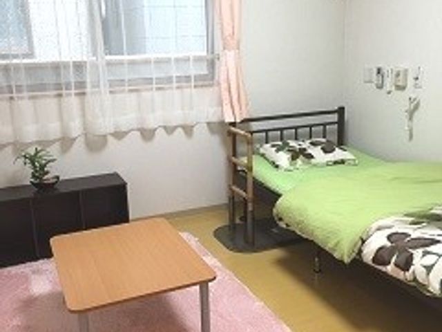 整理された居室の風景 居室 ゆったりとしたスペースの個室です。日当たりが良く、清潔感のある空間をご提供しています。