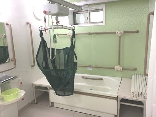 リフト付きの清潔な浴室