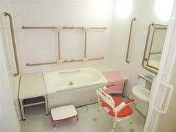 バリアフリーな浴室設備