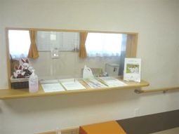 受付カウンターと資料