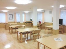 明るい食堂の様子