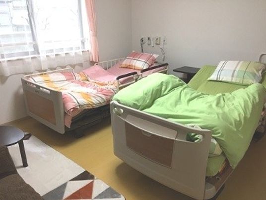 2台のベッドがある居室  