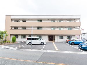明るい建物の外観