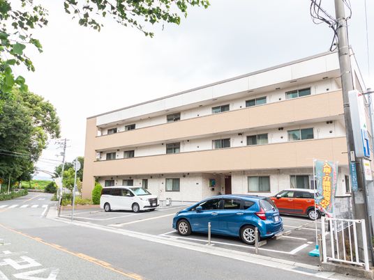 清潔感のある4階建て建物