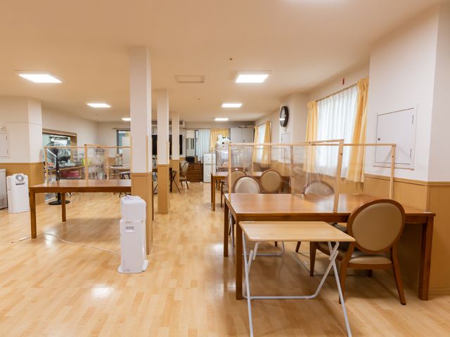 広々とした明るい食堂 共有スペース ゆったりとした食事や会話を楽しめるよう、広く明るい空間の食堂が整っています。清潔感のある床と窓からの自然光が心地よい環境です。