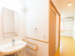 明るい廊下と洗面台