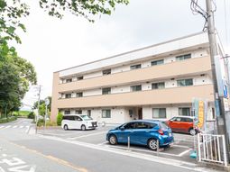 明るく広々した建物外観