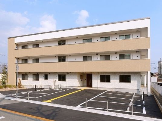 3階建て建物の外観  