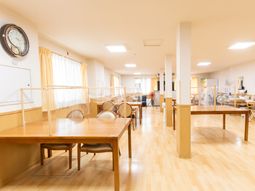 広々とした明るい食堂