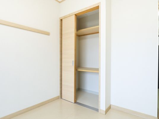 シンプルな居室のクローゼット