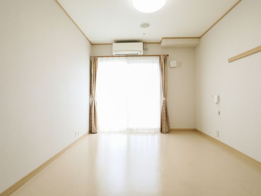 明るく広々とした居室