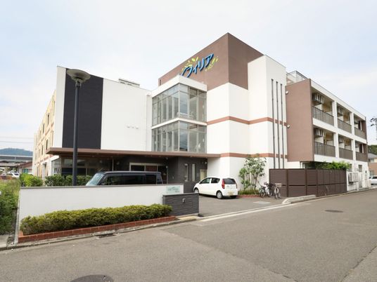 モダンな建物の外観
