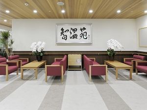 広々とした清潔なラウンジ