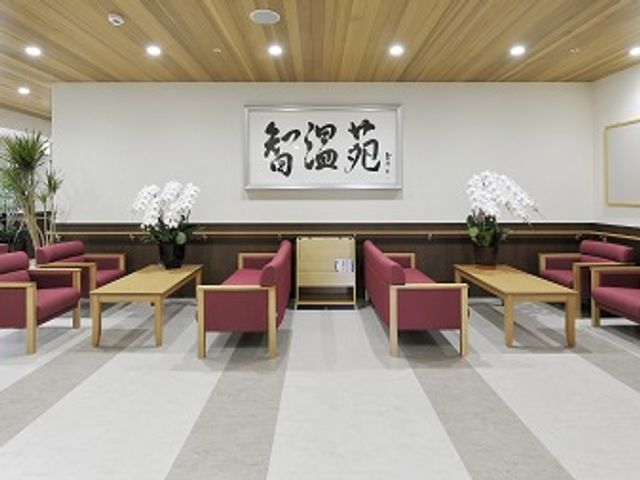 広々とした清潔なラウンジ ラウンジ 清潔感溢れるラウンジで、利用者様と一緒に心地よい時間を作りませんか。