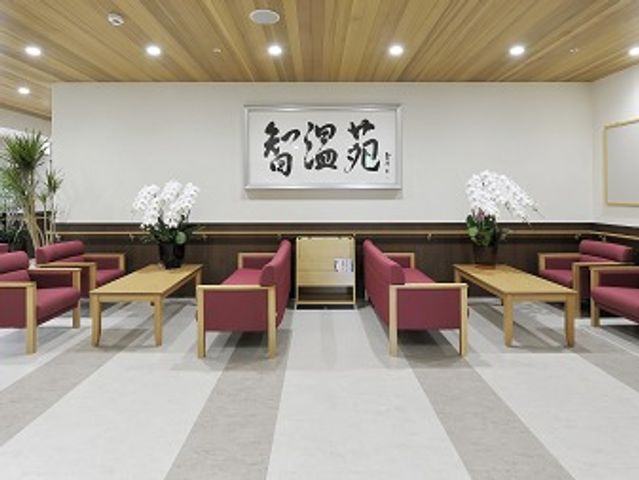 広々とした清潔なラウンジ