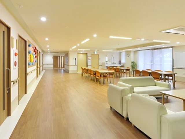 広々とした働きやすい空間 ラウンジ 開放感あふれるラウンジで、心地よい環境でのお仕事をしませんか。明るく快適な空間で、利用者様に寄り添ったサポートを行えます。