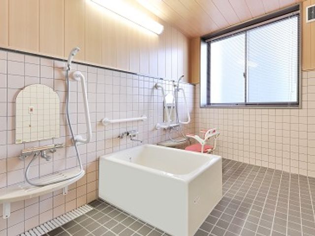 設備整った清潔な浴室 浴室 清潔感溢れる浴室では、最新の設備を使い、ご入居者様の快適な生活をサポートします。