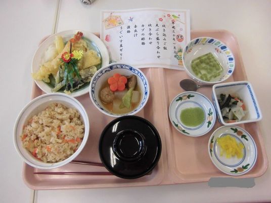 温かな食事サービスの現場
