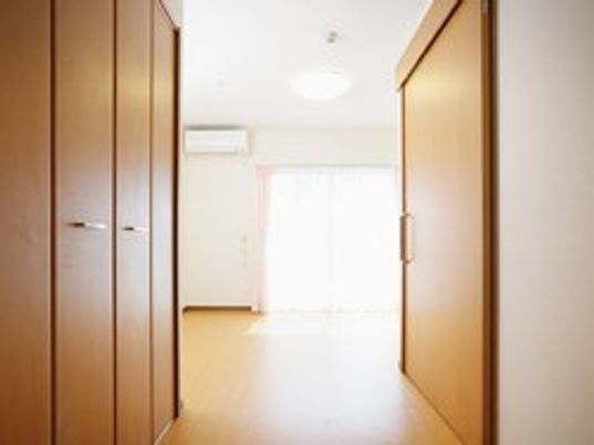居室の窓の明るい光