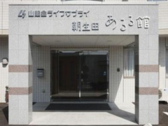 明るいエントランスの外観