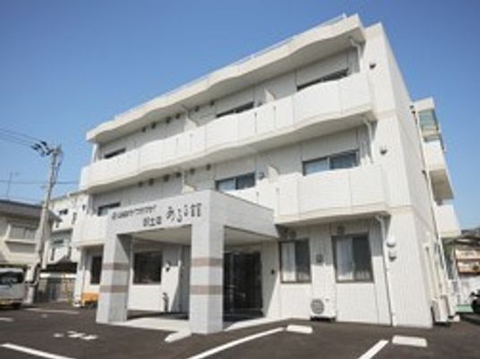 白い建物の外観