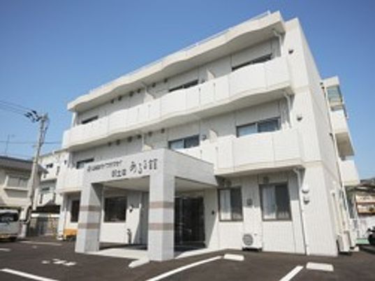 白い建物の外観