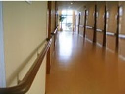 明るい廊下の風景