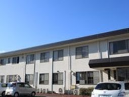 施設の外観と青空