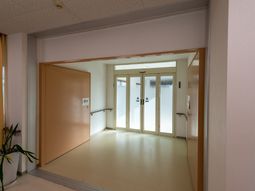 廊下と自動ドア