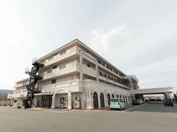 広々とした白い外観の建物