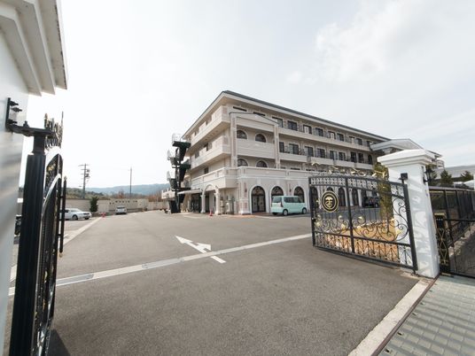 ゲート前の立派な建物
