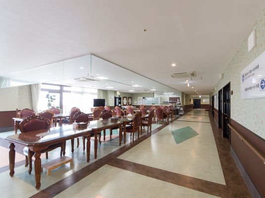 広々とした共有ダイニング