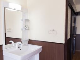 洗面台と鏡のある空間