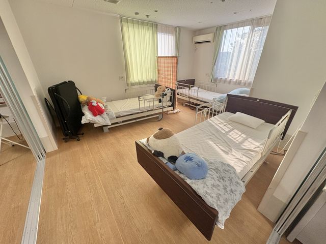 明るい個室の居室