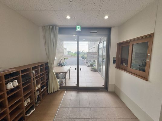 明るい玄関ホール  